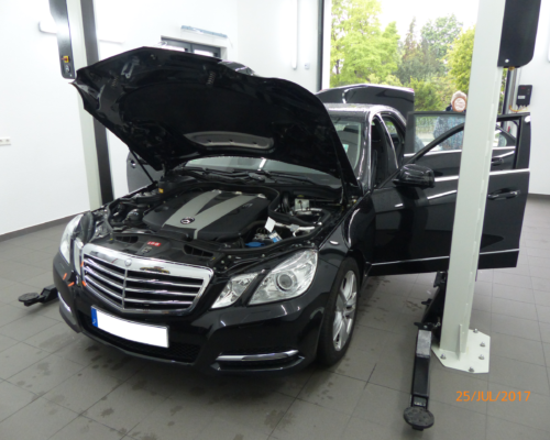 MB E300 schwarz Unfallschaden 07-2017 086